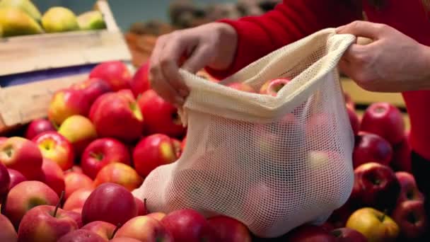 Mujer Recogiendo Manzanas Una Bolsa Reutilizable Una Tienda Ecología Temática — Vídeos de Stock