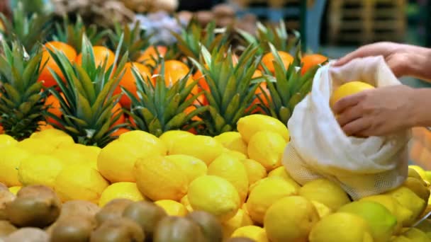 Женщина Собирает Лимоны Многоразовой Сумке Магазине Экология День Земли — стоковое видео
