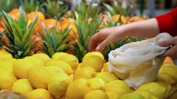 Mujer Recogiendo Limones Una Bolsa Reutilizable Una Tienda Ecología Temática — Vídeo de stock