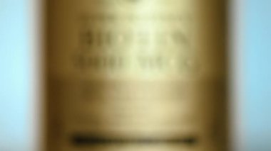 Biotin içeren bir kavanoza yakından bak. 5000 MCG hapı, B7 vitamini. Yavaş çekim