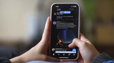 CHISINAU, MOLDOVA - Mart 2023: Bir kişi akıllı telefonuyla Twitter 'ı açıyor ve yayını kaydırmaya başlıyor