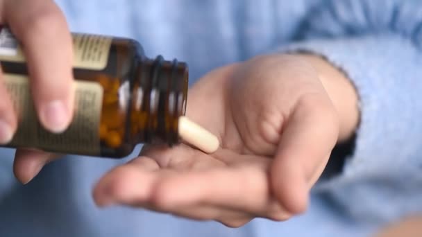 Közelről Látható Ahogy Egy Személy Egy Tablettát Vesz Egy Üvegből — Stock videók