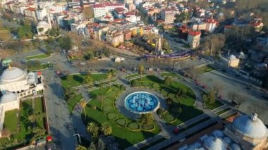 İstanbul, Türkiye 'nin insansız hava aracı görüntüsü. Ayasofya bahçeleri, binalar, yollar
