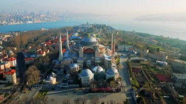 İstanbul, Türkiye 'nin insansız hava aracı görüntüsü. Önünde bahçeler olan Ayasofya Boğazı ve arka planında şehir manzarası olan binalar.