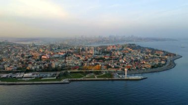 Türkiye 'de gün batımında İstanbul' un hava aracı görüntüsü. Ayasofya uzaktan görülebilir, Boğaz ve birden fazla bina