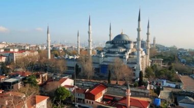İstanbul, Türkiye 'nin insansız hava aracı görüntüsü. Mavi Cami ve Ayasofya Bahçeli ve konut binalı, Boğaz ve şehir manzaralı