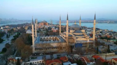 Türkiye 'de gün batımında İstanbul' un hava aracı görüntüsü. Mavi Cami ve Ayasofya Bahçeli ve konut binalı, Boğaz ve şehir manzaralı