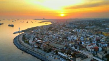 Türkiye 'de gün batımında İstanbul' un hava aracı görüntüsü. Birçok bina ve Boğaz kıyısındaki Mavi Cami 'de birden fazla gemi var.