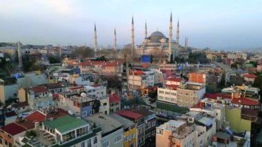Türkiye 'de gün batımında İstanbul' un hava aracı görüntüsü. Mavi Cami ve Ayasofya Bahçeli ve konut binalı, Boğaz ve şehir manzaralı