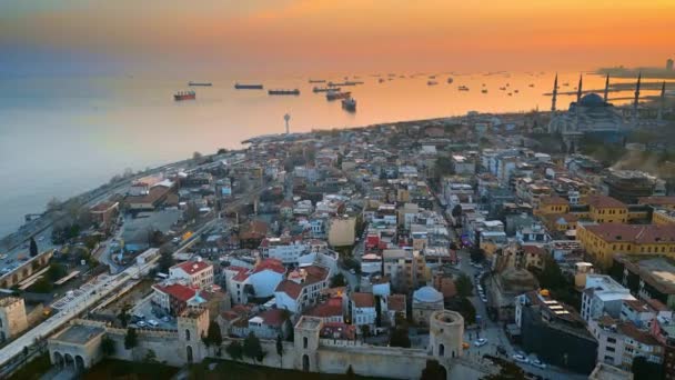 Αεροφωτογραφία Επανδρωμένου Αεροσκάφους Στην Ιστανμπούλ Ηλιοβασίλεμα Της Τουρκίας Πολλαπλά Κτίρια — Αρχείο Βίντεο