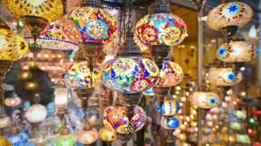 Türkiye 'nin İstanbul kentindeki Grand Bazaar' da satışa sunulan birden fazla Türk ulusal lambası manzarası