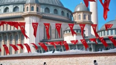İstanbul, Türkiye 'deki Taksim Camii manzarası. Ön planda çoklu ulusal bayraklar