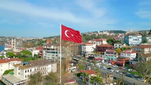 Flydronebilde Nasjonalflagget Istanbul Tyrkia Boligbygning Med Bakgrunn – stockvideo