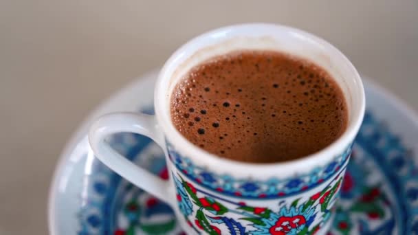 Στενή Θέα Του Καφέ Παραδοσιακό Τούρκικο Κύπελλο Πιάτο — Αρχείο Βίντεο