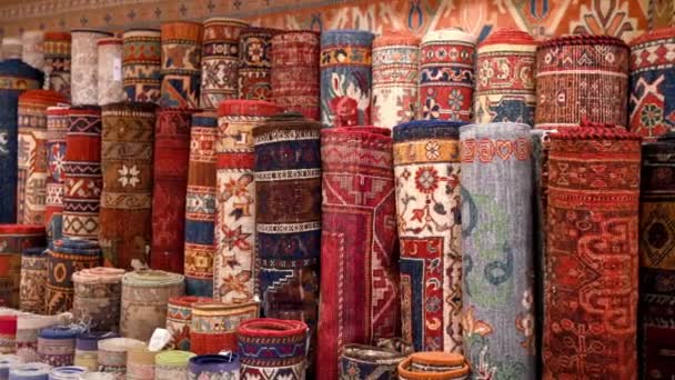 Utsikt Över Flera Mattor Till Salu Grand Bazaar Istanbul Turkiet — Stockvideo