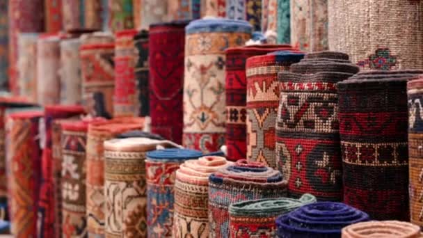 在土耳其伊斯坦布尔的Grand Bazaar出售的多个地毯的视图 — 图库视频影像