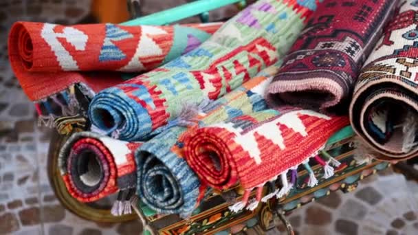 在土耳其伊斯坦布尔的Grand Bazaar出售的多个地毯的视图 — 图库视频影像