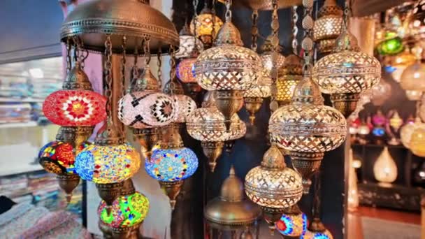 在土耳其伊斯坦布尔的大巴市场上出售的多盏土耳其国灯 — 图库视频影像