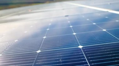 Üretim binasının çatısındaki çoklu güneş panellerini yakından görebiliyoruz. Ekoloji teması