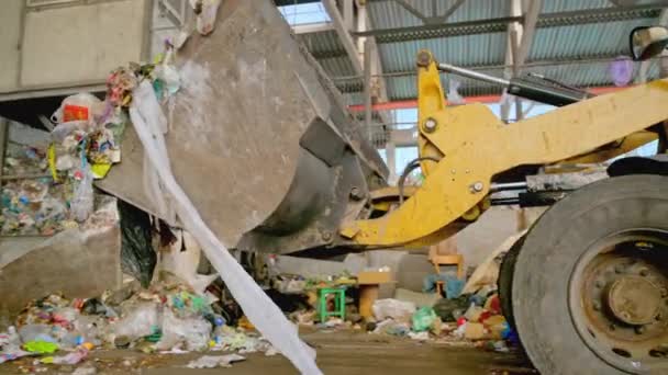 Workers Excavator Loading Garbage Conveyor Belt Waste Sorting Plant — Stock Video
