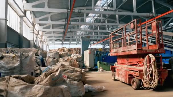 Vista Del Interior Una Planta Clasificación Residuos Sacos Con Basura — Vídeo de stock