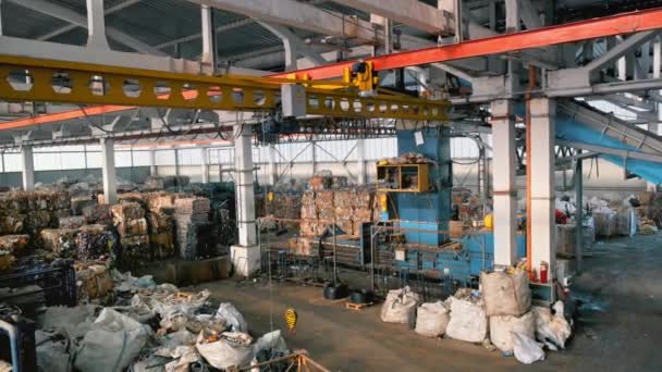 Vista Interior Uma Estação Triagem Resíduos Cubos Lixo Comprimido Ferramentas — Vídeo de Stock