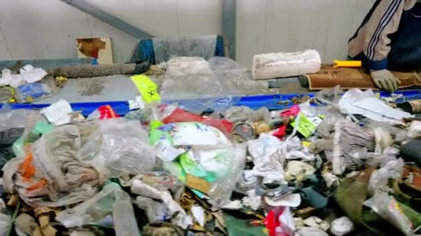 Müll Bewegt Sich Auf Einem Förderband Der Müllsortieranlage — Stockvideo