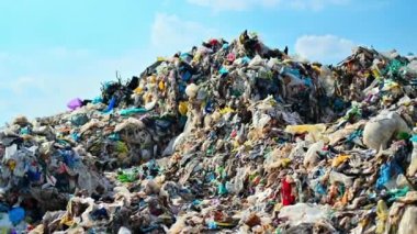 Atık tasnif tesisinde büyük bir plastik çöp yığını etrafta uçuşuyor. Yavaş çekim