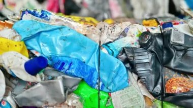 Atık ayıklama tesisinde sıkıştırılmış plastik çöp küpü. Yavaş çekim