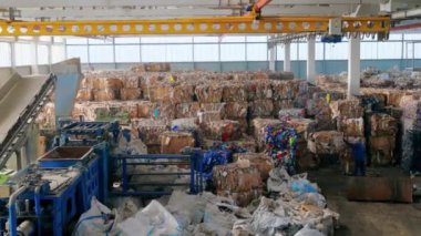 CHISINAU, MOLDOVA - Mart 2023: Atık ayıklama tesisinin iç görünümü. Sıkıştırılmış çöp küpleri, özel aletler, işçiler