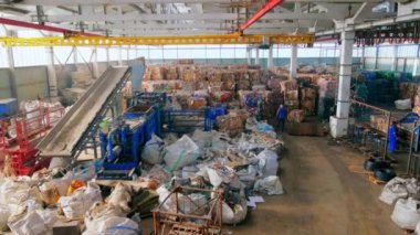 CHISINAU, MOLDOVA - Mart 2023: Atık ayıklama tesisinin iç görünümü. Sıkıştırılmış çöp küpleri, özel aletler, işçiler