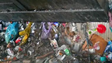 CHISINAU, MOLDOVA - Mart 2023: Çöp ayıklama tesisine çöp boşaltan bir kazıcı. Yavaş çekim