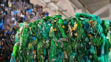 CHISINAU, MOLDOVA - Mart 2023 Atık ayıklama tesisinde sıkıştırılmış plastik çöp küpü. Yavaş çekim