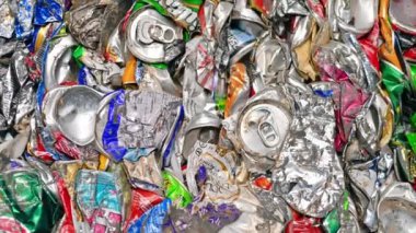 CHISINAU, MOLDOVA - Mart 2023: atık tasnif tesisinde sıkıştırılmış metal çöp küpü. Yavaş çekim
