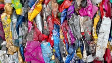 CHISINAU, MOLDOVA - Mart 2023 Atık ayıklama tesisinde sıkıştırılmış plastik çöp küpü. Yavaş çekim
