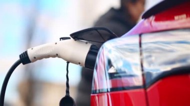 Elektrikli kırmızı arabanın yakın görüntüsü