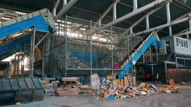 Vista Interior Uma Estação Triagem Resíduos Lixo Todos Lugares Ferramentas — Vídeo de Stock