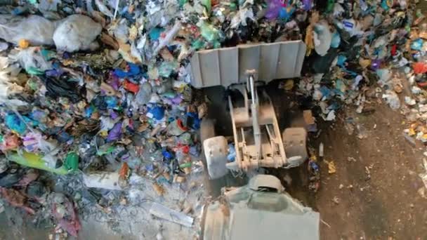 Drohnenbild Eines Baggers Der Müll Von Einem Riesigen Haufen Plastikmüll — Stockvideo