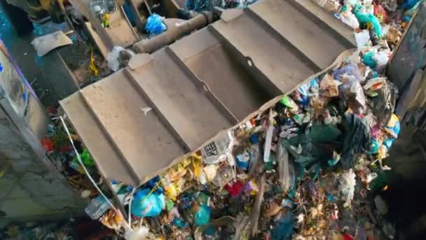 Çöpleri Atık Tasnif Tesisinde Konveyör Bandına Yükleyen Bir Kazıcı Yavaş — Stok video