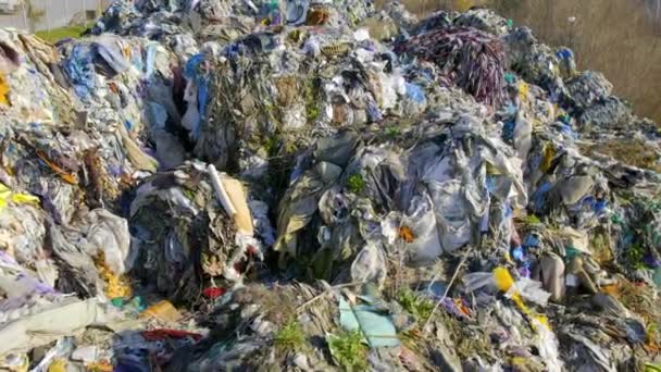 Drohnenblick Auf Riesige Haufen Gepressten Mülls Der Müllsortieranlage Zeitlupe — Stockvideo