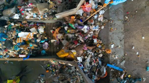 Pekerja Memuat Sampah Ban Berjalan Pabrik Penyortiran Limbah Gerakan Lambat — Stok Video