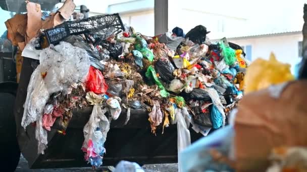 Ein Bagger Transportiert Müll Der Müllsortieranlage Zeitlupe — Stockvideo