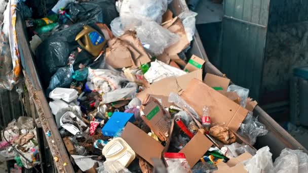 Śmieci Przemieszczające Się Przenośniku Taśmowym Sortowni Odpadów Zwolniony Ruch — Wideo stockowe