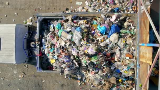 Pohled Nákladní Automobil Nakládán Odpadky Přes Trychtýř Zařízení Třídění Odpadu — Stock video