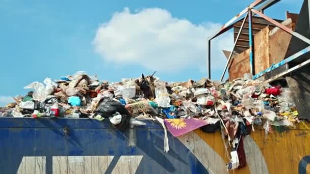 Vista Recipiente Cheio Lixo Estação Triagem Resíduos Movimento Lento — Vídeo de Stock