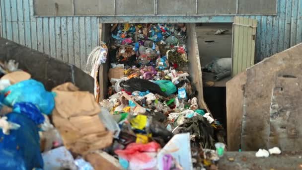 Σκουπίδια Που Κινούνται Ιμάντα Μεταφοράς Μονάδα Διαλογής Αποβλήτων Αργή Κίνηση — Αρχείο Βίντεο