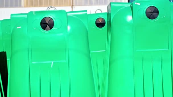 Άποψη Πολλαπλών Νέων Πράσινων Σκουπιδοτενεκέδων Στο Εργοστάσιο Διαλογής Αποβλήτων Αργή — Αρχείο Βίντεο