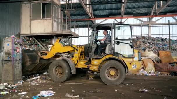 Chisinau Moldova March 2023 쓰레기 공장에서 컨베이어 벨트에 쓰레기를 굴착기 — 비디오