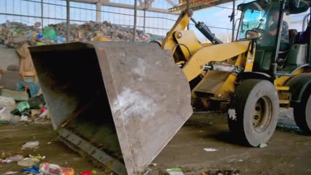 Chisinau Moldova March 2023 Εργαζόμενοι Και Εκσκαφέας Που Φορτώνουν Σκουπίδια — Αρχείο Βίντεο