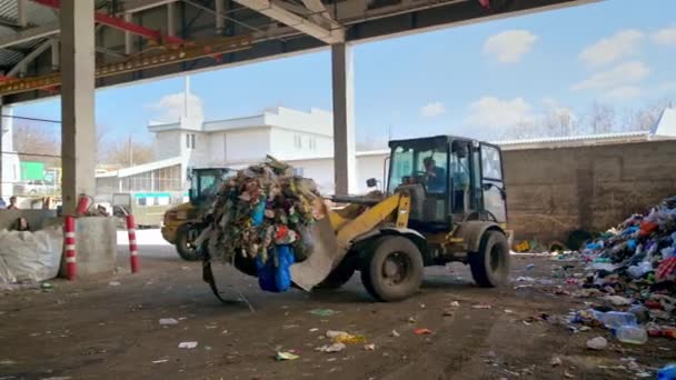 Chisinau Moldova 2023年3月 ごみ分別工場でゴミを運ぶ掘削機 — ストック動画